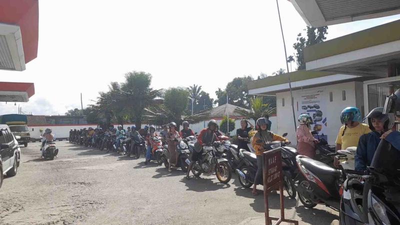 Antrean BBM Kian Panjang di Bengkalis